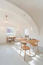 Pro salonek jsou určující plackové klenby. (Interiér restaurace Blatenský dvůr, Dominik Cvrček)