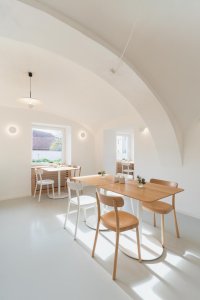 Pro salonek jsou určující plackové klenby. (Interiér restaurace Blatenský dvůr, Dominik Cvrček)