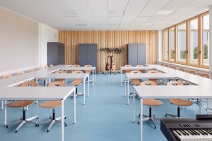 Jedním ze způsobů, jak přispět k dlouhodobé udržitelnosti školních budov, je zvolit místo linolea nebo dlaždic litou podlahu, jako je například StoFloor Comfort. 
