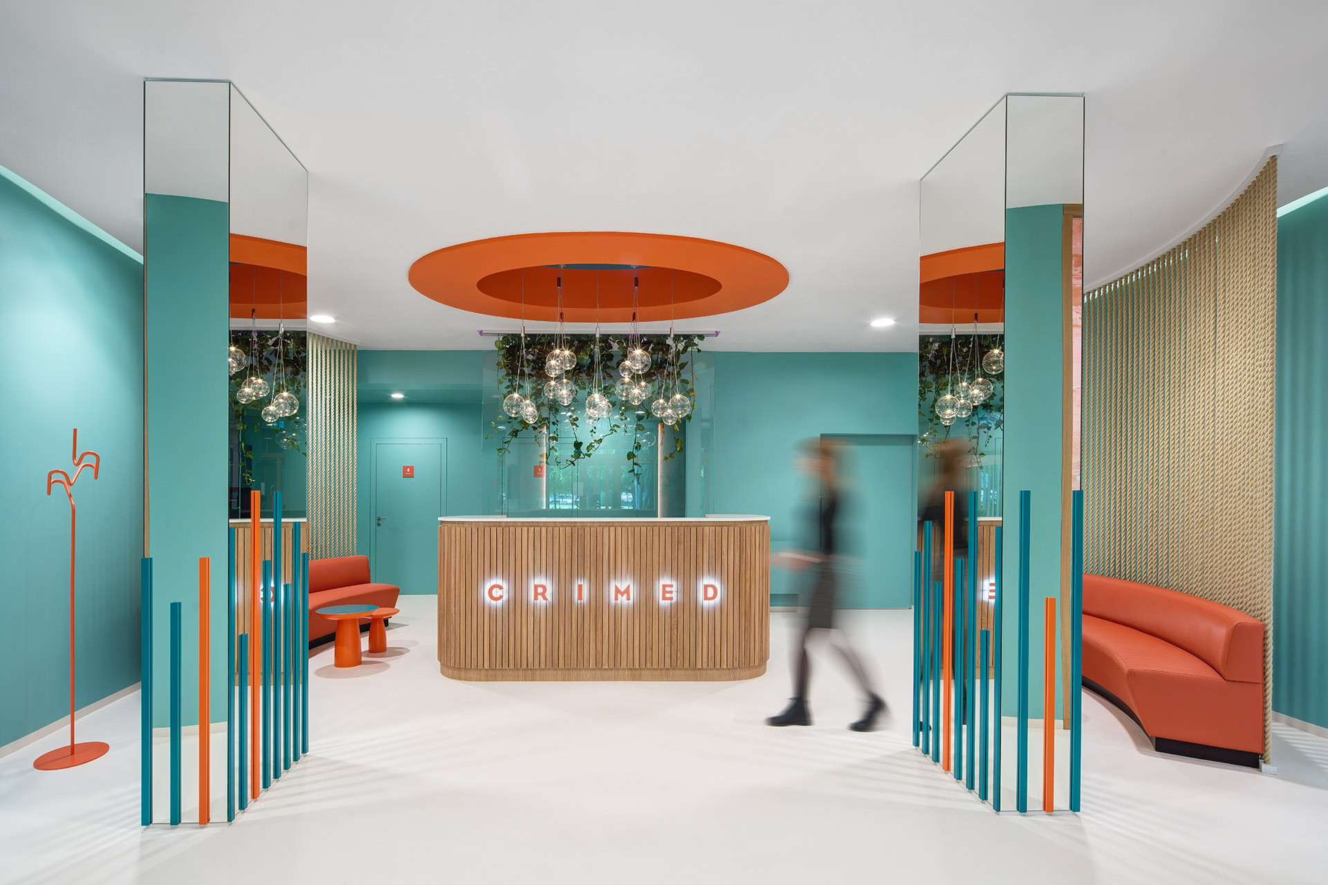 Interiér rehabilitačního centra CRIMED v Poděbradech od designérky Kateřiny Kersey a architektky Lucie Náhlovské