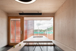 Pohled do klubovní místnosti. (Zázemí tenisového klubu ve Studenci, ateliér CHRAMA)