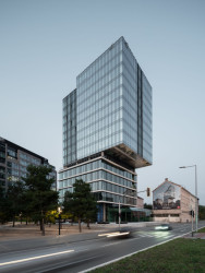 Na místě brněnského brownfieldu Vlněna vyrostl kancelářský komplex. Studio acht zde postavilo patnáctipodlažní prosklenou budovu s označením I.