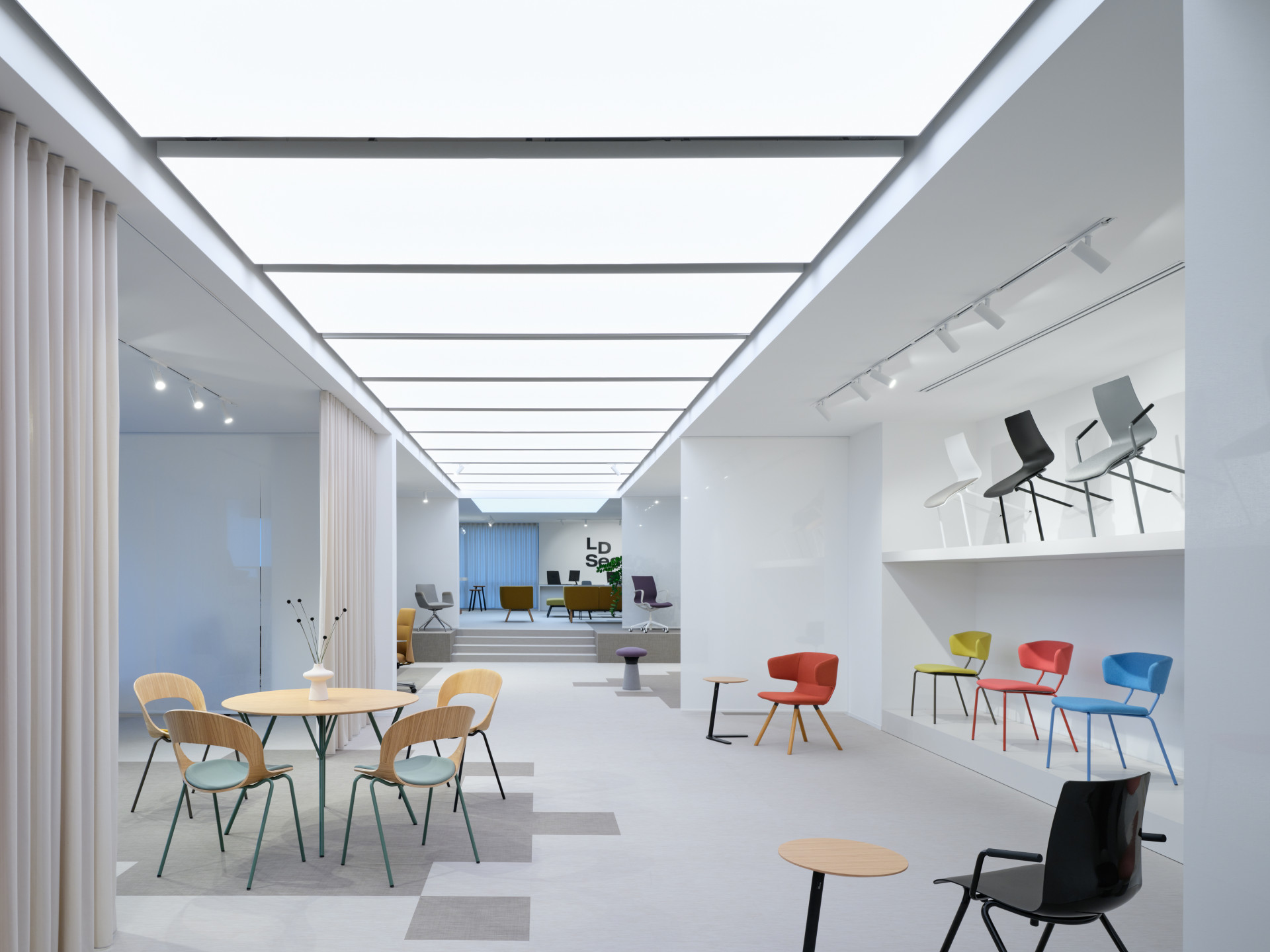 Barvy v showroomu jsou spíše neutrální, barevnost tam vnáší samotné produkty.