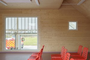 Prostor v 1. podlaží (Hasičská stanice Dolní Jirčany, SOA architekti)
