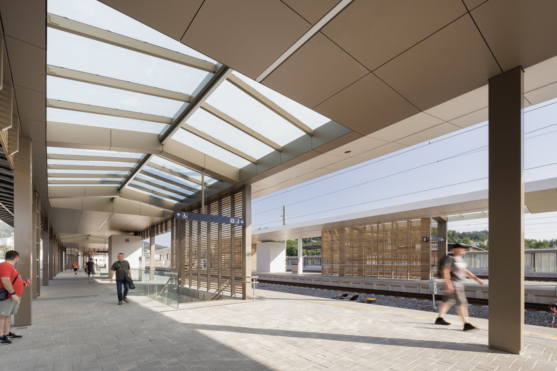 Nádraží ve Vsetíně má nové přístřešky.