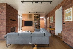 Krbové těleso a další "sloup" s televizí a knihami - pevné body v obývacím pokoji (Cihlový dům v Pardubicích; architekti Jakub Dvořák a Michal Bílek)