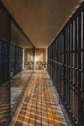 Ta může bránit přílišnému přílivu slunce i přehřívání interiéru. (Chata u Sázavy mezi skálou a řekou; Mimosa Architekti)