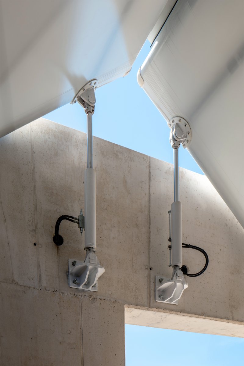 Hydraulický mechanismus, který otáčí díly střechy. (Gruž Market v Dubrovníku, studio ARP / Peračić-Veljačić)