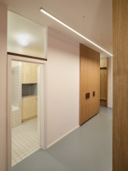 Průhled bytem (Byt na rohu; Prokop Hartl)