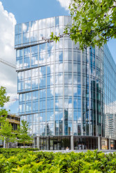 Mennica Legacy Tower nabízí nejen špičkové kanceláře, ale také zelený veřejný prostor, kde můžou kolemjdoucí trávit čas.