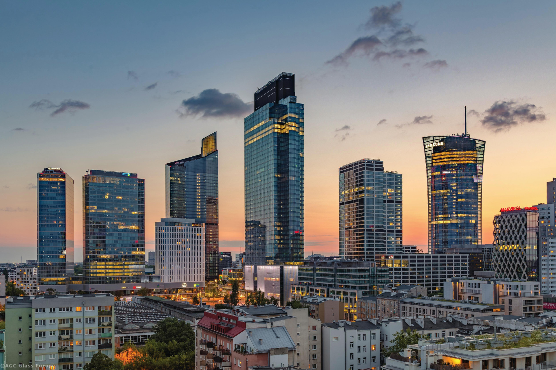 Prosklenou elegantní věž ve Varšavě, která nese název Warsaw Spire, navrhli architekti Jaspers-Eyers Architects.