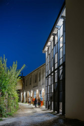 Konstrukce přístavby je z kovu a architekti jí dali černou barvu - stejně jako všem dalším kovovým prvkům a detilům. (Komunitní centrum ve Strakonicích, Ateliér VAS)