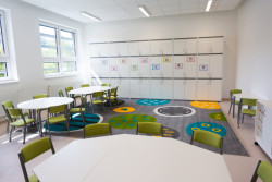 Nástavba základní školy Vidče vyřešila nedostatek prostor pro výuku. Pracuje s kontrastem mezi tmavou současnou vrstvou a původní světlou fasádou z 80. let.