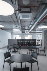 Městská knihovna na Petřinách, studio MONOM: Najdeme tu studijní místa i místa pro relaxaci.