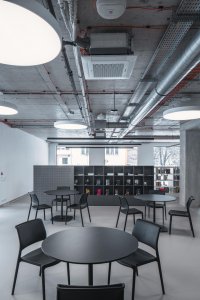 Městská knihovna na Petřinách, studio MONOM: Najdeme tu studijní místa i místa pro relaxaci.