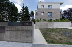 Nový bytový dům stojí na Barrandově v Podbělové ulici, nahradil zde rodinný dům, který nešlo zachránit. (Bytový dům s nájemními byty na Barrandově, maak, M.A.Tomáš)