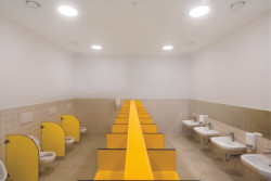 Mateřská škola Doubek v Pardubicích, Med Pavlík architekti: Každá z heren má svou koupelnu a šatnu