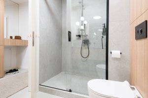 Interiérová designérka Diana Perknovská navrhla byt pro svou sestru, ve kterém se snoubí světlé barvy s přírodními materiály