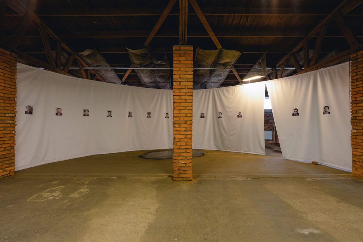 Expozice v Rudé věži smrti, studio COSMO: první část - uvěznění. Člověk se tu ocitne obklopen tvářemi vězňů a netuší, co bude dál.