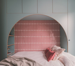 Postel je umístěná do bledě modré, na míru navržené skříně. (TUR House, OOIIO)