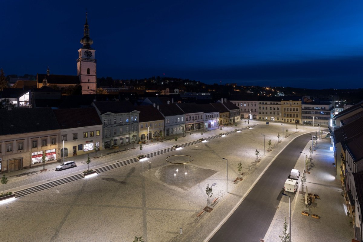 Jednoduché a harmonické architektonické řešení pro slavnosti i běžný provoz.