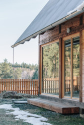 Chata Skelná Huť, re:architekti: Architekti se rozhodli pokračovat v duchu lokálního kontextu a rozvinout hodnoty místa.