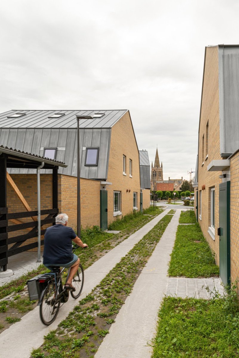 Schaerdeke Lo-Reninge, Architectenbureau Bart Dehaene - Střídáním dvoupodlažních „vil“ a jednopodlažních přístaveb vzniká zajímavý a proměnlivý uliční profil
