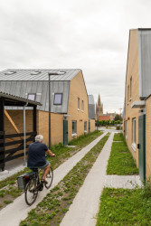 Schaerdeke Lo-Reninge, Architectenbureau Bart Dehaene - Střídáním dvoupodlažních „vil“ a jednopodlažních přístaveb vzniká zajímavý a proměnlivý uliční profil