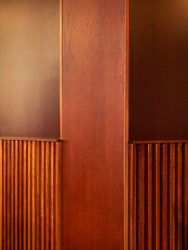 Hnědá se objevuje na mořeném soklu z masivního dřeva, obkladech stěn z mořených dřevěných desek, na keramických obkladech toalet a natřeném lesklém stropě. (0,5 studio, Sandwich Rodeo)