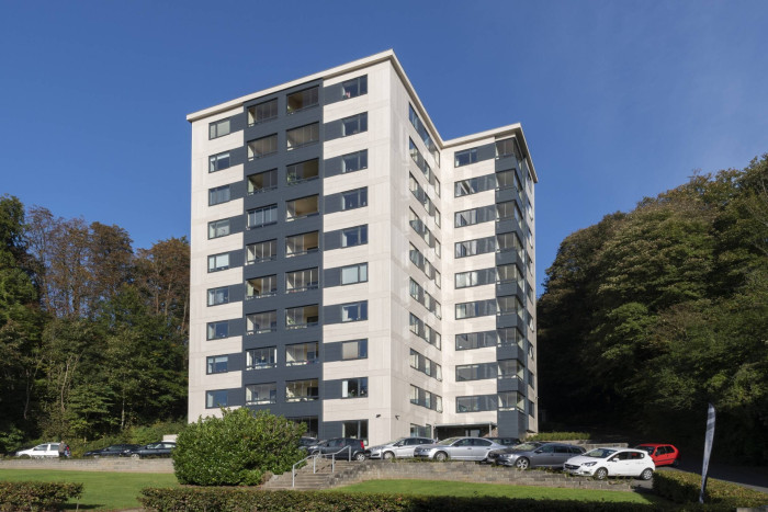 Bytový dům Jelling ve Vejle v Dánsku, obložen černými deskami Swisspearl Zenor a fasádními panely Swisspearl Patina Original v pískové barvě.