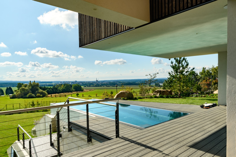 Bazén letce Martina Šonky pracuje s prostorem i splývá s horizontem
 (Rezidenční vila od studia Drobný Architects s přelivným bazénem od Aquamarine Spa)