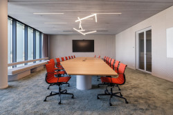 Je tu řada zasedacích a týmových místností pro společnou práci. (Kanceláře firmy SCS Software, studio Perspektiv)
