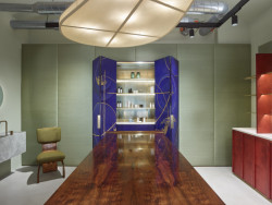 Showroom kosmetiky v Karlíně, P E T R I K + K O T R C & Nora Sopková: Závěsný kabinet odkazuje na lékárnickou tradici a produkty v něm se vyjímají na mosazných podsvícených policích