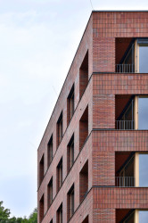 Na Julisce stojí tři nové bytové domy. Navrhlo je studio bod architekti.