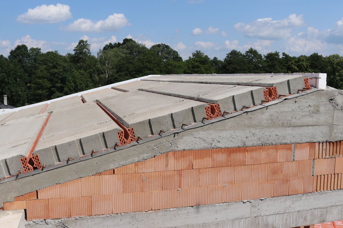 Realizace těžké střechy pomocí keramobetonových stropních panelů HELUZ