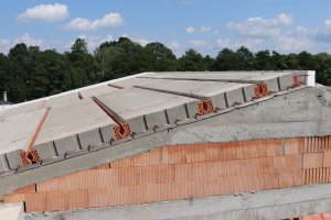 Realizace těžké střechy pomocí keramobetonových stropních panelů HELUZ