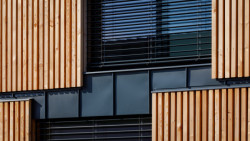 Administrativní budova Partizánske, Prodesi/ Domesi