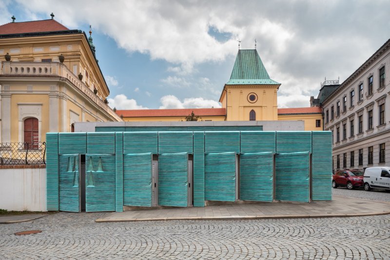 Plášť se dá otevírat, trafostanice se tak obsluhuje bez problémů. (Vstupní objekt do zámeckých sklepů s trafostanicí v Kroměříži od Atelier Štěpán)