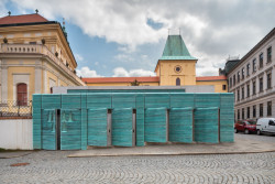 Plášť se dá otevírat, trafostanice se tak obsluhuje bez problémů. (Vstupní objekt do zámeckých sklepů s trafostanicí v Kroměříži od Atelier Štěpán)
