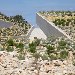 Víkendová vila Issa Megaron na chorvatském ostrově Vis, architekt Davor Matekovic