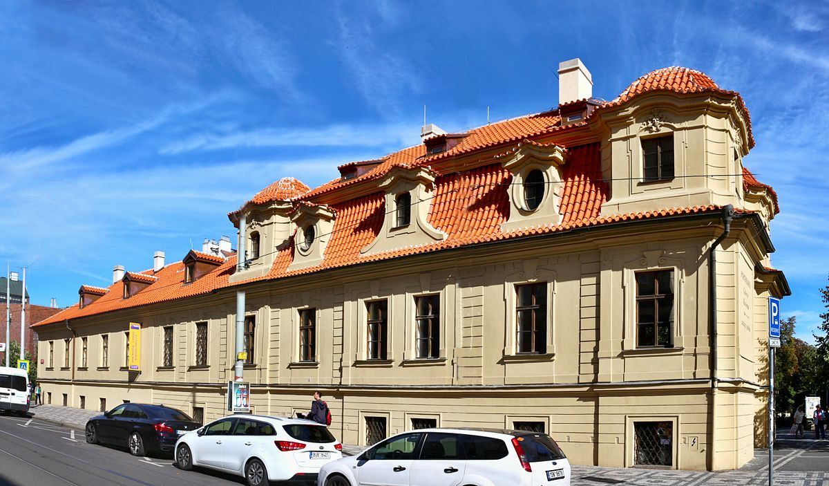 Barokní letohrádek. Dříve uprostřed zahrad, nyní v srdci Smíchova