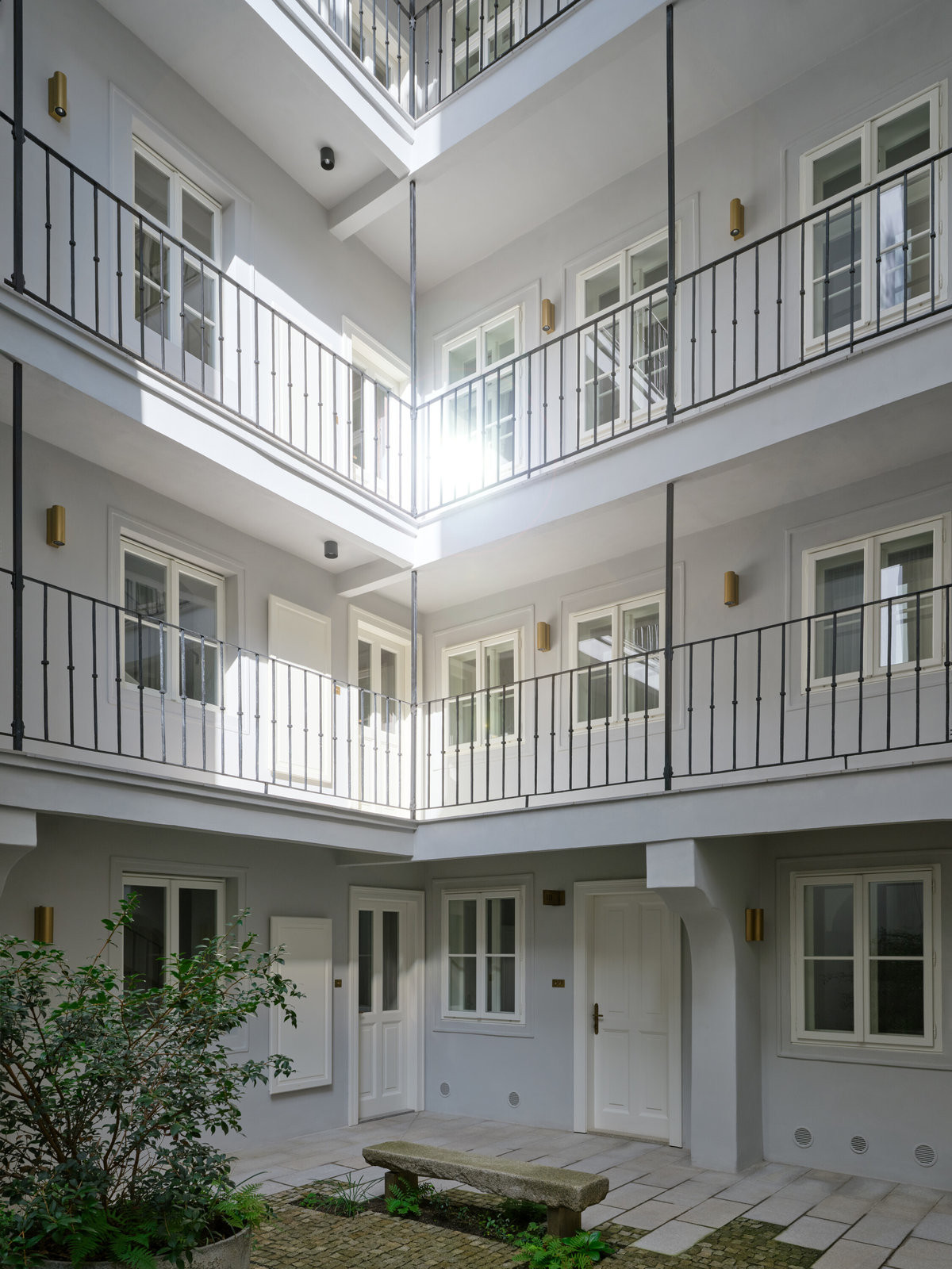 Pavlačový trakt je obrácený do klidného vnitřního dvora. (Rekonstrukce měšťanský dům na Valdštejnském náměstí, Formafatal)