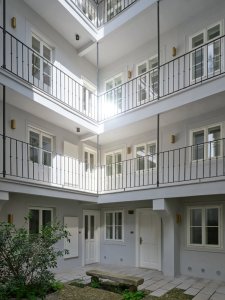 Pavlačový trakt je obrácený do klidného vnitřního dvora. (Rekonstrukce měšťanský dům na Valdštejnském náměstí, Formafatal)