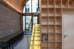 Oblouk je obložený pískovcem, který se uplatňuje v interiéru.