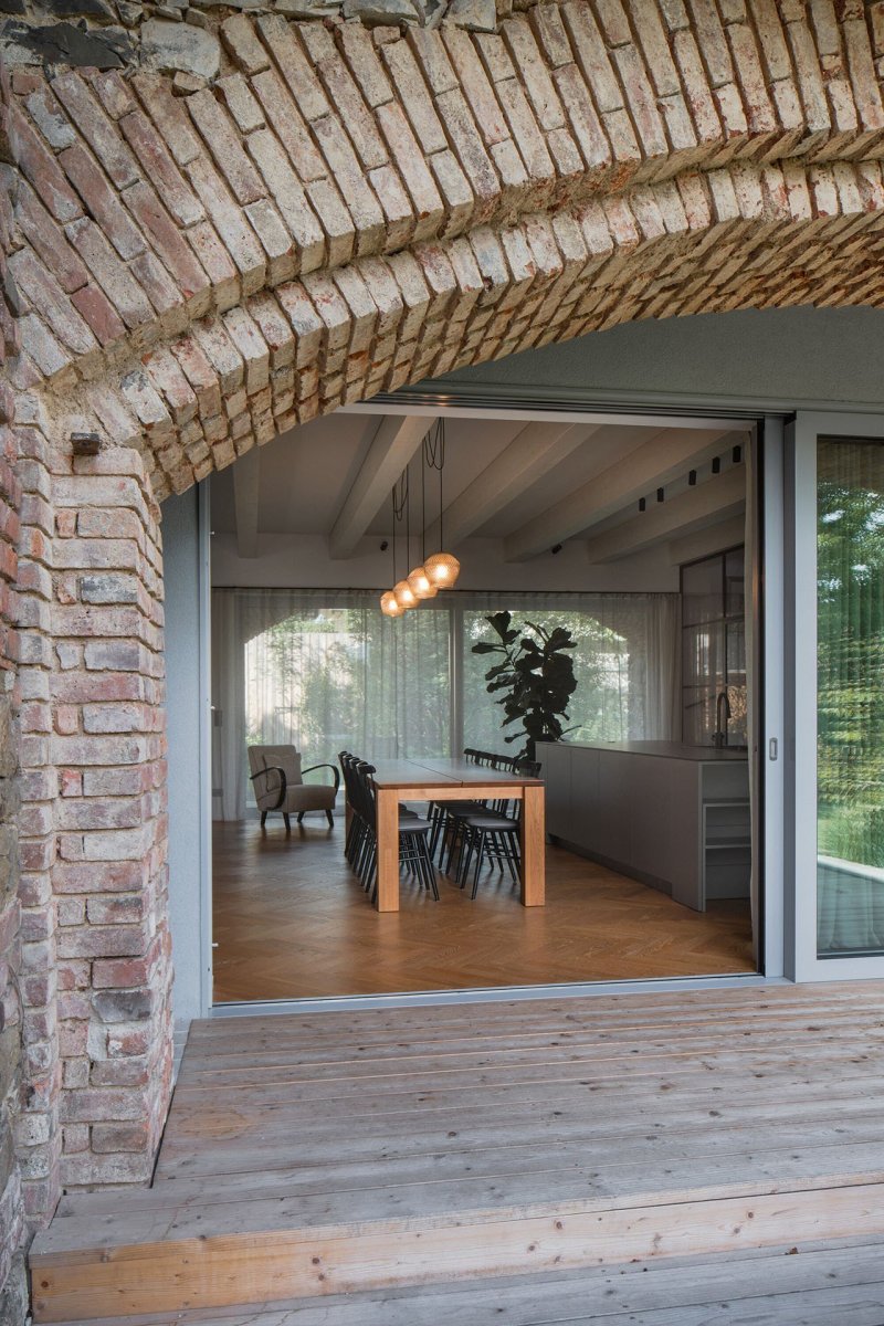 Rozhodli se umístit dřevostavbu dovnitř kamenné ruiny. (Zapomenutá stodola, Karnet architekti) 