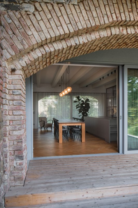 Rozhodli se umístit dřevostavbu dovnitř kamenné ruiny. (Zapomenutá stodola, Karnet architekti)