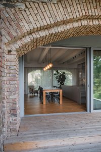 Rozhodli se umístit dřevostavbu dovnitř kamenné ruiny. (Zapomenutá stodola, Karnet architekti) 