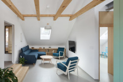 Nad kavárnou v podkroví vznikl nový byt.