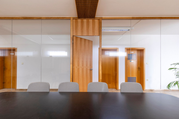 Skleněné příčky ZEN od SAPELI, zaměřené na akustický komfort.