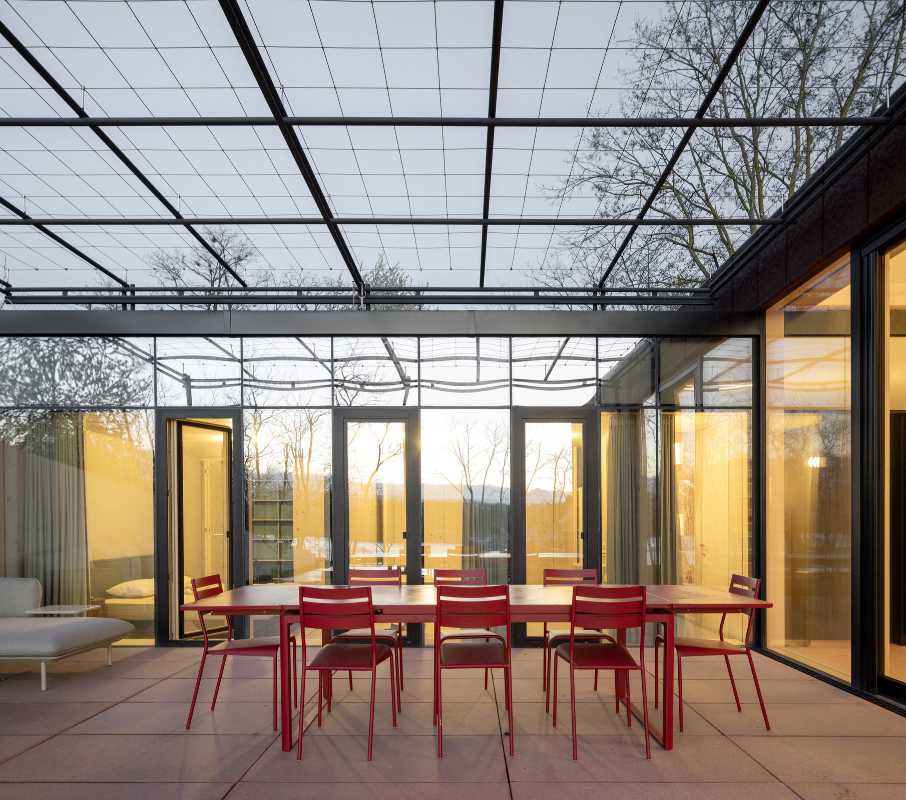 Terasa pod pergolou (Víkendový dům nad přehradou, NOIZ architekti)